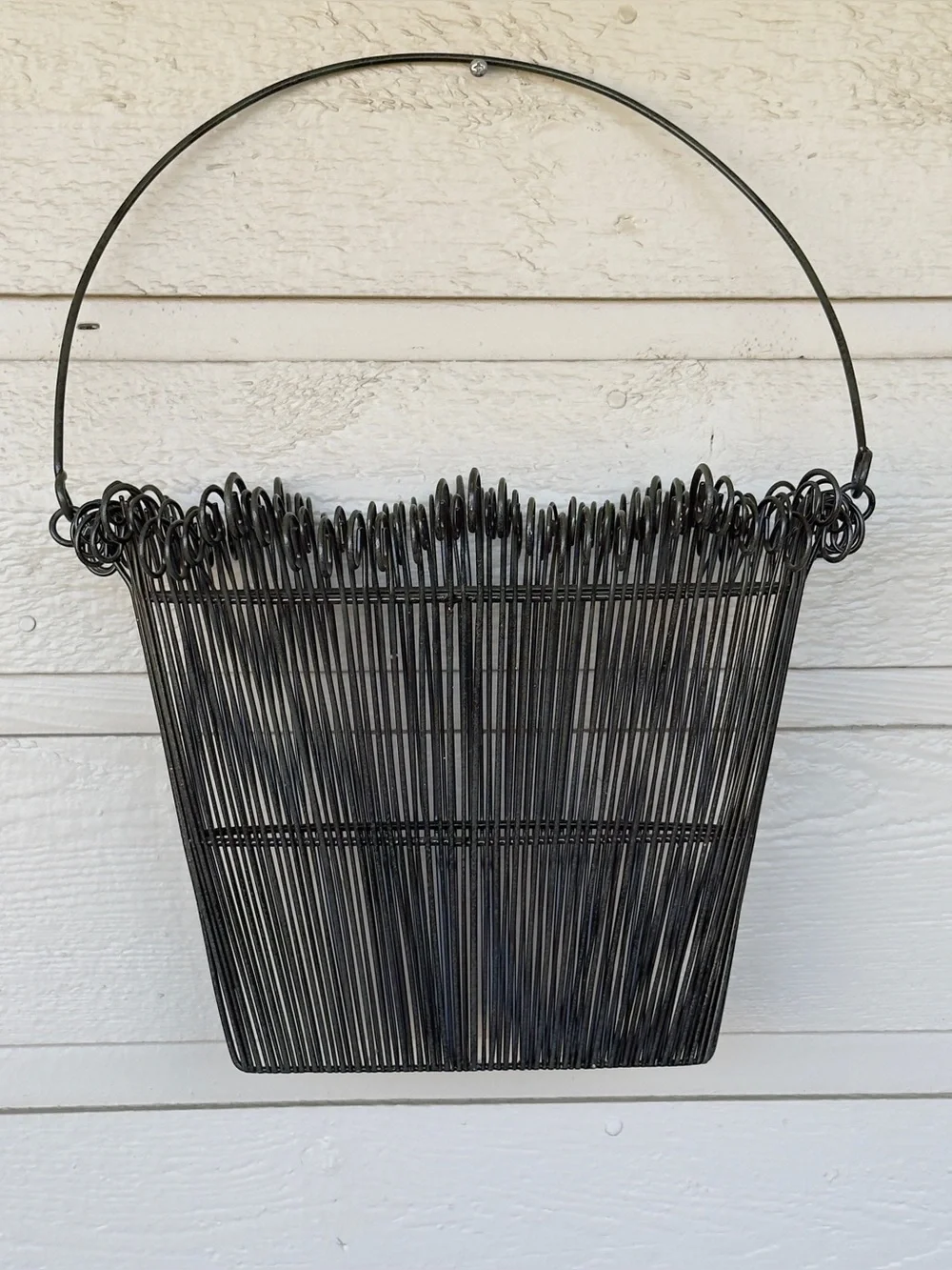 Black Metal Wire Wall Pocket Vase Planter/ Basket Organizer Whimsical Twirly Rim